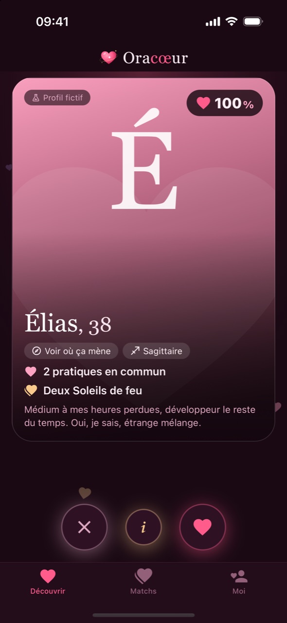 L'écran Découvrir : la carte d'Élias, 38 ans, profil fictif, avec son score d'affinité dans un cœur, deux points communs et les boutons pour passer ou aimer.