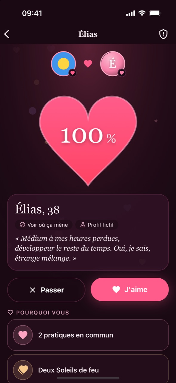 Le profil d'Élias, fictif : un grand cœur affiche votre affinité, puis sa bio et les raisons qui vous rapprochent.